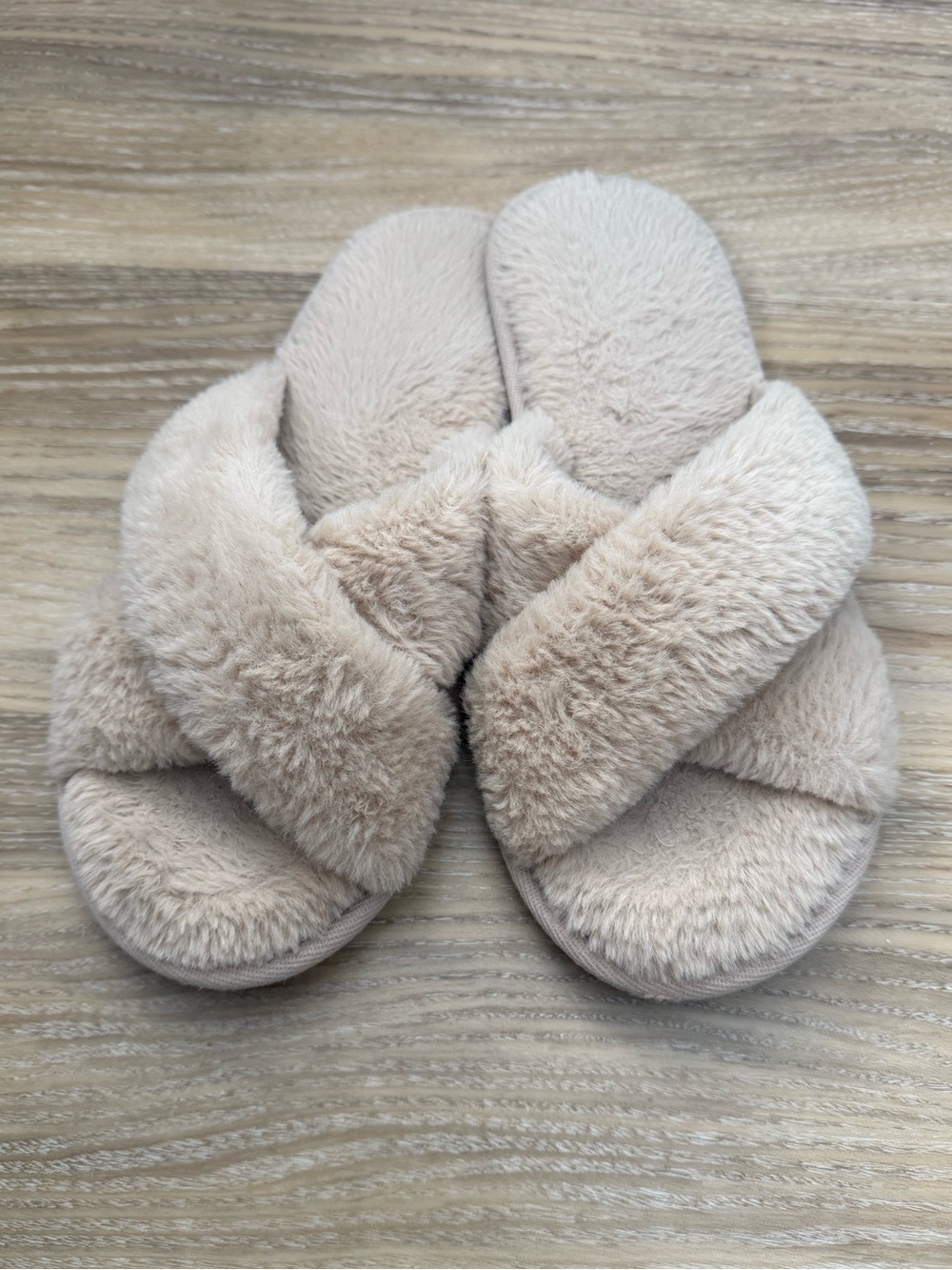 ABERCROMBIE & FITCH Faux Fur Criss Cross Slippers